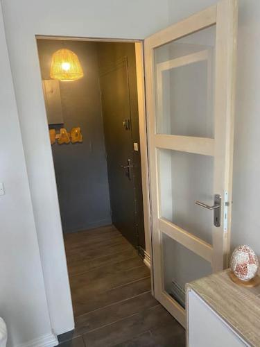 un couloir avec une porte menant à une chambre avec un couloir dans l'établissement Appartement 2, à Les Minières
