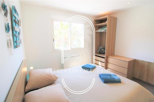 1 dormitorio con cama y ventana en Villa Antoine Appartement RDJ Vue mer CLiM Wifi parking plage 50m La Garonne, en Le Pradet