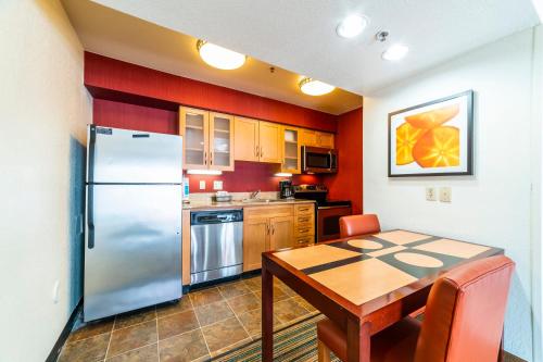 Kuchyň nebo kuchyňský kout v ubytování Metro PHX STUDIO QUEEN UPSTAIRS sleeps 4 modern design best amenities