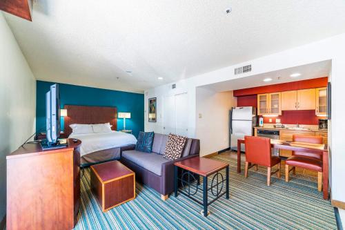 a hotel room with a bed and a kitchen at Phoenix Studio King Deluxe in Phoenix