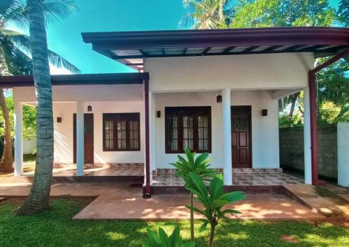uma pequena casa é característica do cenário tropical em S & D Resort em Anuradhapura