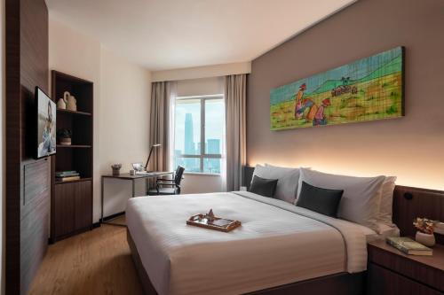 Tempat tidur dalam kamar di Oakwood Hotel and Residence Kuala Lumpur