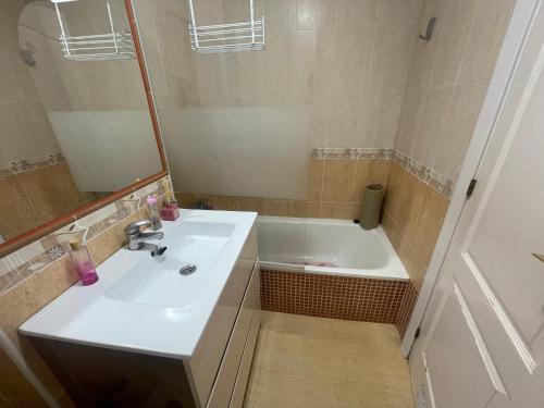 W łazience znajduje się umywalka i wanna. w obiekcie Atico penthouse w mieście Roquetas de Mar
