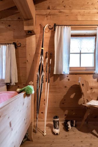 a room with a bed and skis in a cabin at Gämsle Hotel, Wirtshaus & mehr in Schoppernau