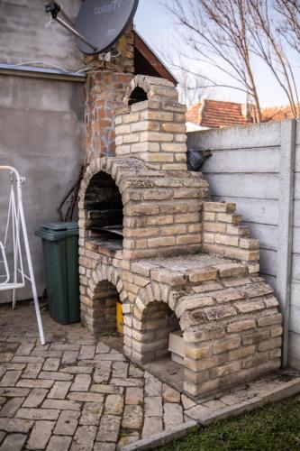 - un four en brique extérieur installé sur une terrasse dans l'établissement Apartman Bruno, à Senta