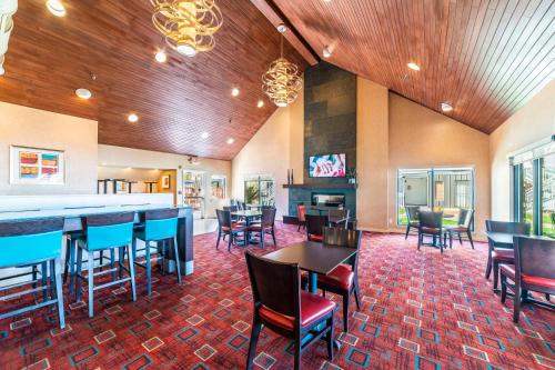 um restaurante com mesas e cadeiras e um bar em Metro PHX Upstairs 2bd sleeps 6 heated pool NO PETS ALLOWED em Phoenix