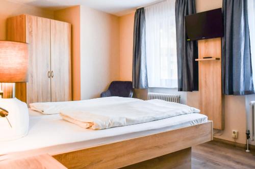 Una cama o camas en una habitación de Kurgarten-Hotel