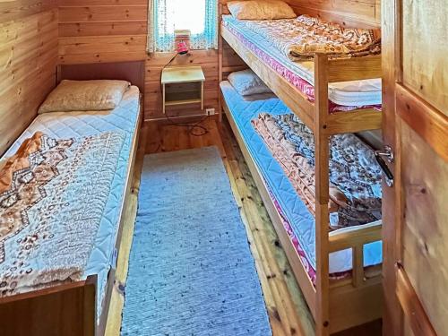 um quarto com 2 beliches num camarote em Two-Bedroom Holiday home in Farsund 4 em Helle