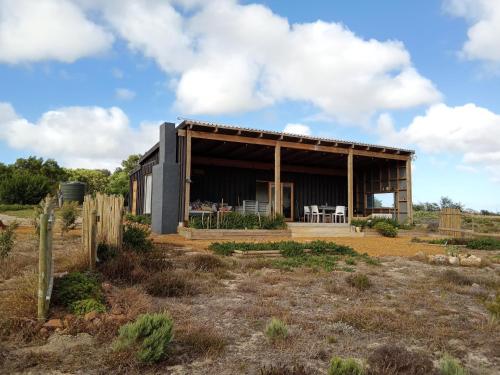 a house in the middle of a field at Slow Track Farm in Baardskeerdersbos