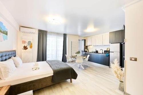 Un pat sau paturi într-o cameră la Mambo Studio in Nord10 Pool and Playground