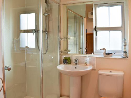 y baño con ducha, lavabo y aseo. en River Cottage - Uk12759, en Milton