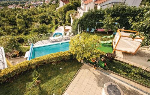 eine Luftansicht eines Hauses mit Pool in der Unterkunft Gorgeous Home In Viskovo With Kitchen in Viskovo
