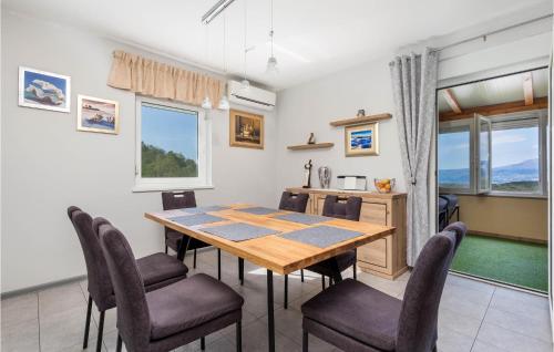 ein Esszimmer mit einem Tisch und Stühlen in der Unterkunft Gorgeous Home In Viskovo With Kitchen in Viskovo