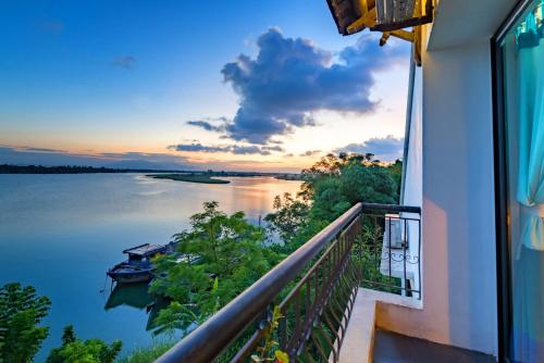 balkon z widokiem na rzekę w obiekcie Calm House 2 HOSTEL w Hoi An