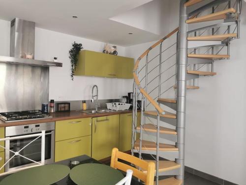 une cuisine avec un escalier en colimaçon dans l'établissement Maison cosy 15 min Disneyland/Val d'Europe - Paris, à Bussy-Saint-Georges