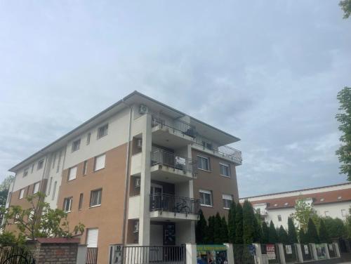 un edificio con un balcón en el lateral. en Mirabella Apartman Siófok en Siófok