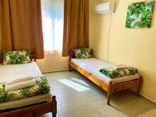 a room with two beds and a window at Къща за гости "Стария Сом" in Vardim
