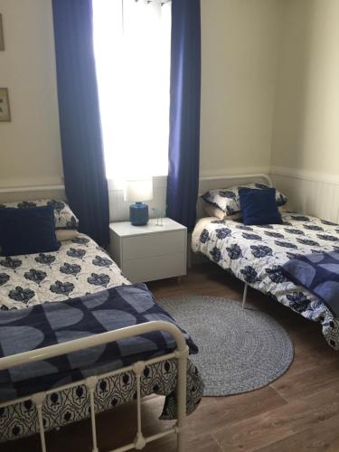 1 dormitorio con 2 camas y ventana en Burr Cottage in Mount Burr, en Millicent
