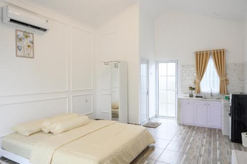 Кровать или кровати в номере The Byan House Villa In Belitung