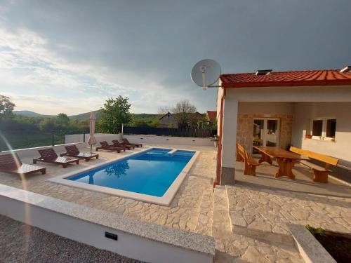 Der Swimmingpool an oder in der Nähe von Villa Ana Marija - Family destination with heated pool