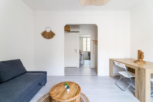 un salon avec un canapé et une table dans l'établissement T3 en Rez-de-chaussée, avec vélos, plages Mourillon, à Toulon