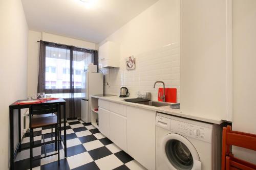 une cuisine avec un évier et une machine à laver dans l'établissement Le premier de Saint Georges place 120m Parking, à Toulouse