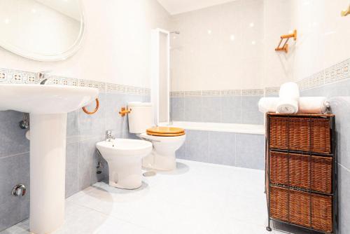 een badkamer met een toilet en een wastafel bij Apartamento Cimadevilla II in Gijón