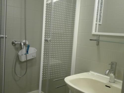 une salle de bain avec douche et lavabo dans l'établissement Studio rénové avec balcon à 100m de la plage et piscine - 4 personnes - Les Sables-d'Olonne - FR-1-331-204, à Les Sables-dʼOlonne