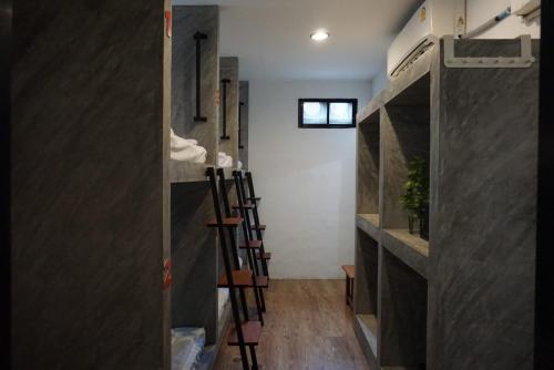 タオ島にあるDUDU'S HOSTELの小部屋の上段