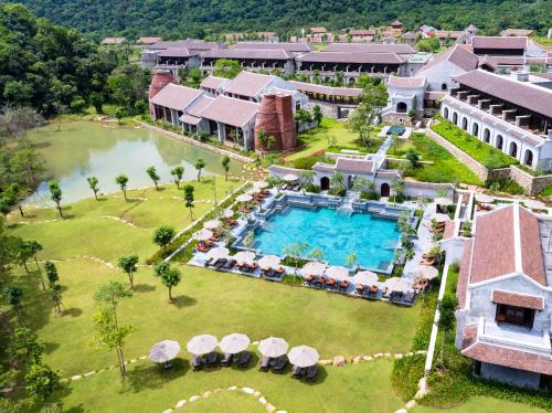 een luchtzicht op een resort met een zwembad bij Legacy Yen Tu - MGallery in Uông Bí