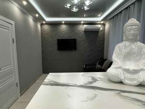 een groot wit standbeeld op een tafel in een kamer bij 2х комнатная квартира в ЖК Тавангар с евроремонтом in Aqtöbe