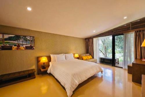 1 dormitorio con cama grande y ventana grande en Hilltop Flamingo Đại Lải H230 Villa, en Hanói
