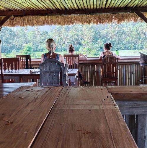 Clientes alojados en Amed Stop Inn Homestay, Rooftop Restaurant and Bar