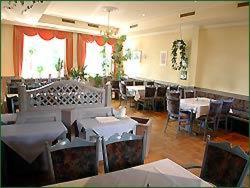 ein Restaurant mit Tischen und Stühlen in einem Zimmer in der Unterkunft Landgasthof Neitsch in Schwarzenberg