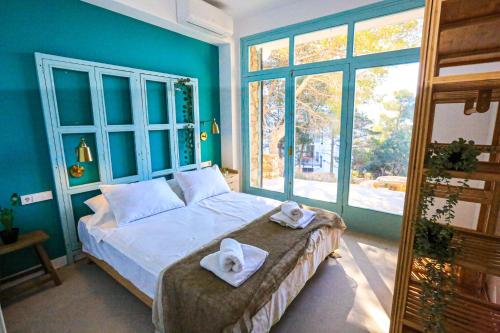 um quarto com uma cama grande e toalhas em Villa Glorieta ONLY FAMILLIES em Salou