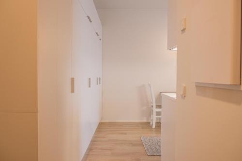 Habitación con paredes blancas y puerta blanca. en Snowflake Suites VI en Rovaniemi