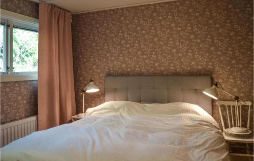 Säng eller sängar i ett rum på 3 Bedroom Lovely Home In Dalar