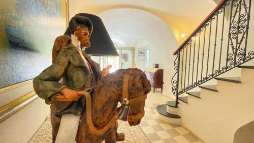 a statue of a man standing in a hallway at Sa Mola in Bonarcado