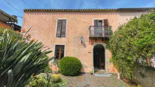 a large brick house with a balcony and a courtyard at Sa Mola in Bonarcado