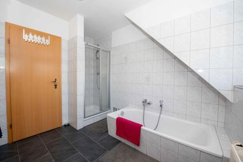 y baño con bañera, ducha y lavamanos. en Ferienwohnung Hörselbergblick en Eisenach