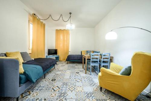 een woonkamer met een bank en een tafel bij Le Finestre sul Borgo 2 in Parma