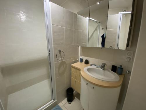 une salle de bain blanche avec un lavabo et une douche dans l'établissement T3 avec terrasse, parking et wifi à Arcachon - FR-1-374-163, à Arcachon