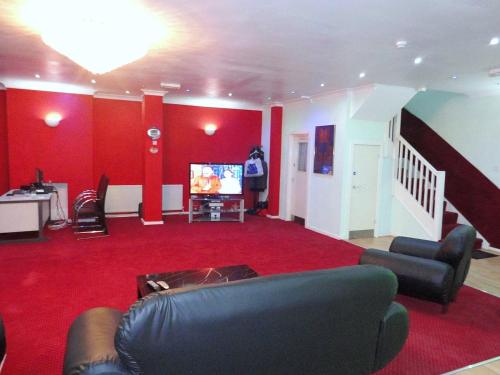 ein Wohnzimmer mit einem Sofa und einem TV in der Unterkunft City View Hotel in London