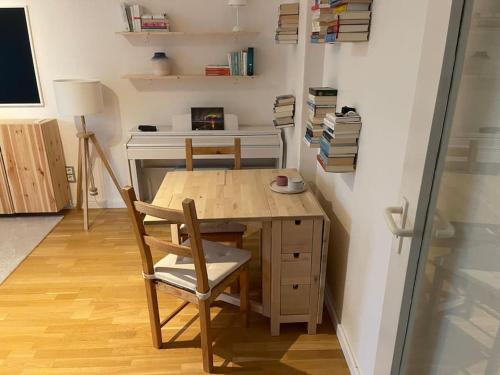 a wooden table and chair in a room with a desk at Geschmackvoll eingerichtete Wohnung in Braunschweig in Braunschweig