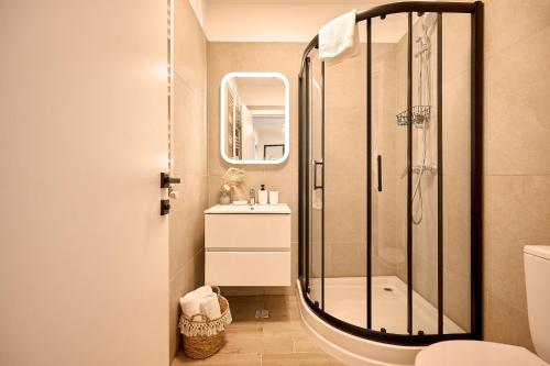 een badkamer met een douche en een wastafel bij Sea la Vie Apt 240 in Infinity Beach Resort - parking in Mamaia