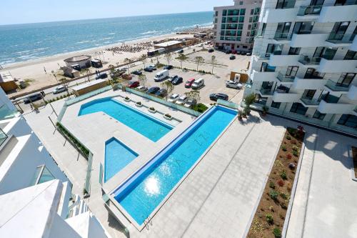 een uitzicht over een zwembad naast een strand bij Sea la Vie Apt 240 in Infinity Beach Resort - parking in Mamaia