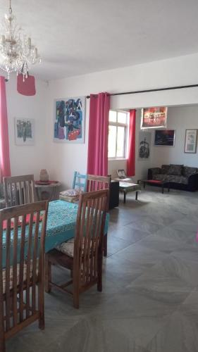 een woonkamer met een tafel en stoelen bij Loft Crécerelles in Pereybere