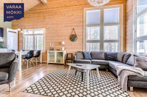 ein Wohnzimmer mit einem Sofa und einem Tisch in der Unterkunft Holiday Apartment Villa Pisara in Suomutunturi