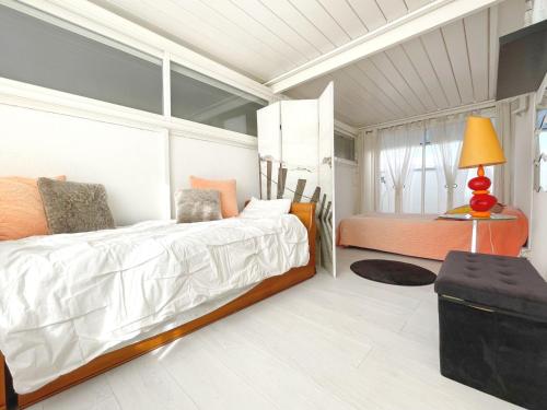 ein Schlafzimmer mit einem großen Bett und einem Tisch in der Unterkunft Villa Sète, 4 pièces, 6 personnes - FR-1-338-370 in Sète