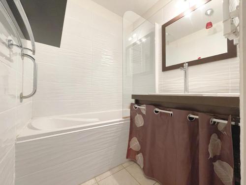 ein Bad mit einer Badewanne, einem Waschbecken und einer Dusche in der Unterkunft Villa Sète, 4 pièces, 6 personnes - FR-1-338-370 in Sète